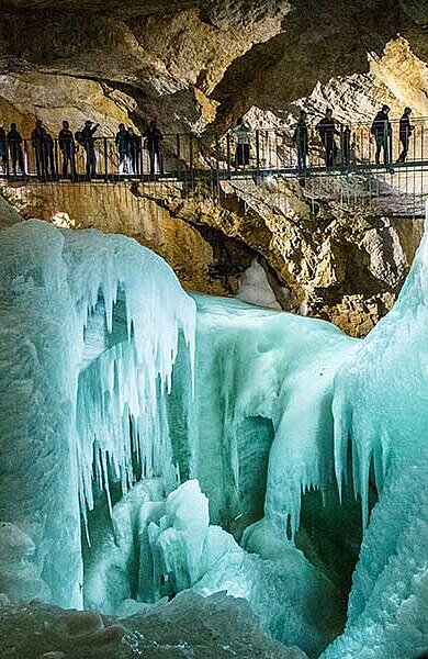 Eis in blauem Licht in der Dachstein Eishöhle