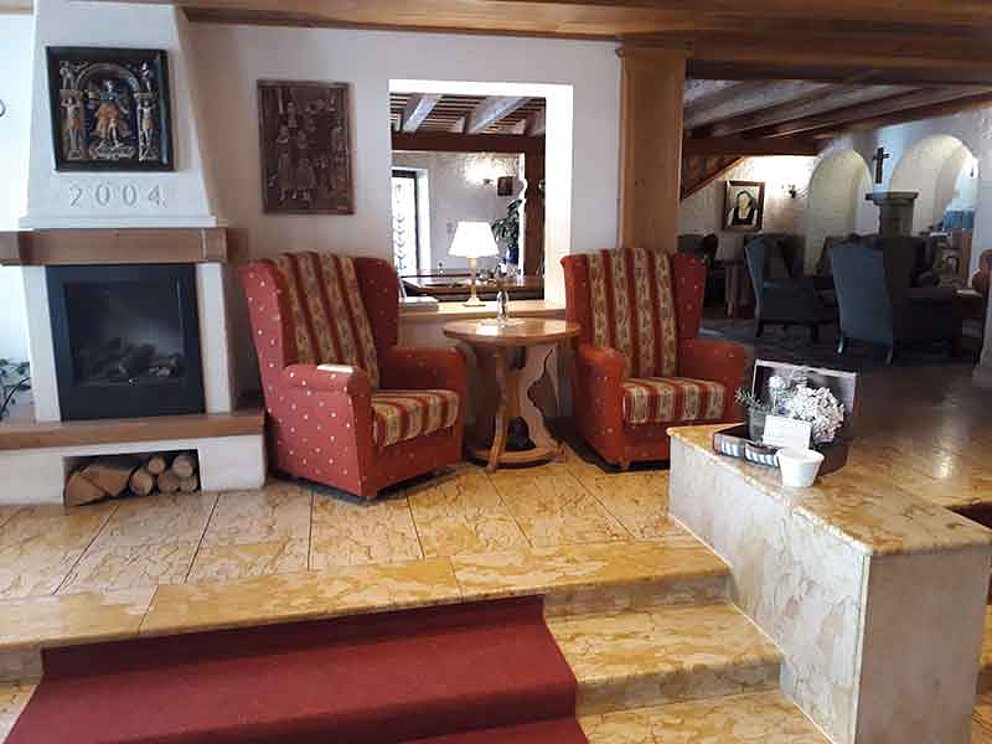 gemütliche Sitzecke mit Kamin im Hotel Sperlhof in Windischgarsten