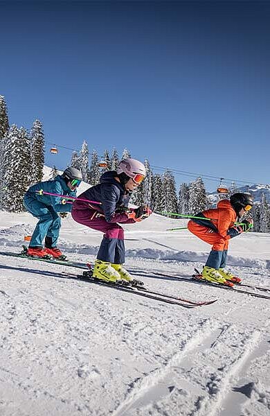 4 Skifahrer in Hocke 