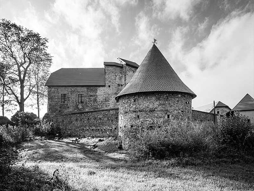 Außenansicht Burg Piberstein in schwarz weiß
