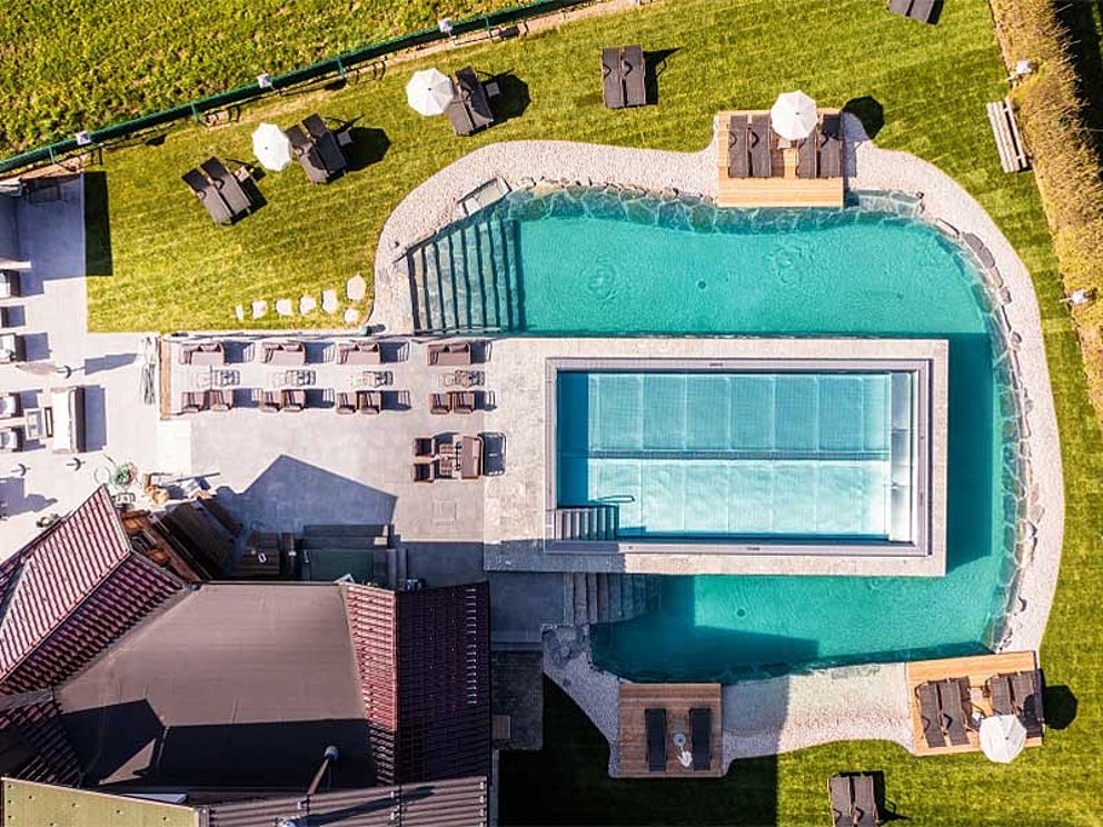 Hotel Lavendel mit Pool und Schwimmteich von oben