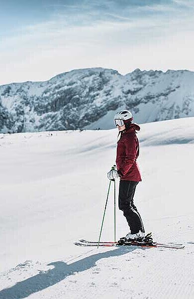 Skifahrerin auf ebener Strecke unterwegs im Skigebiet Hinterstoder und Wurzeralm